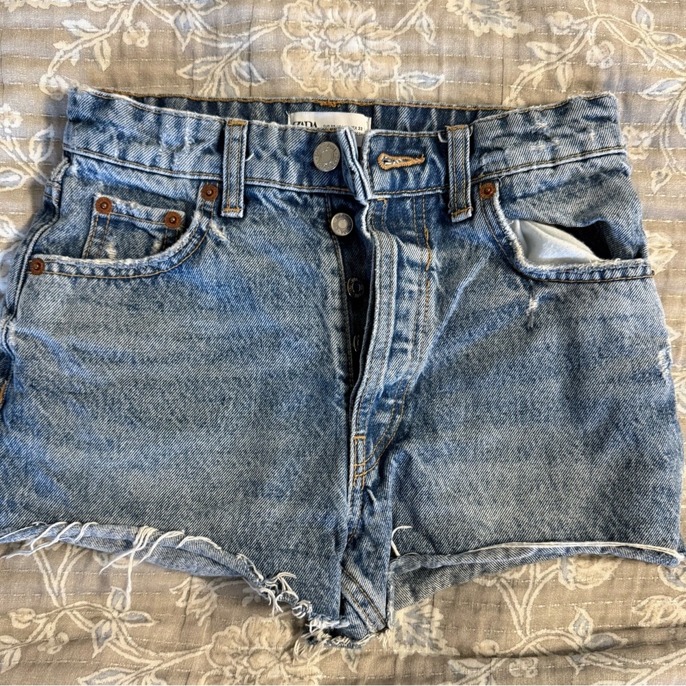 ZARA Denim Cutoff Shorts in Light Blue - Classic High-Rise Style